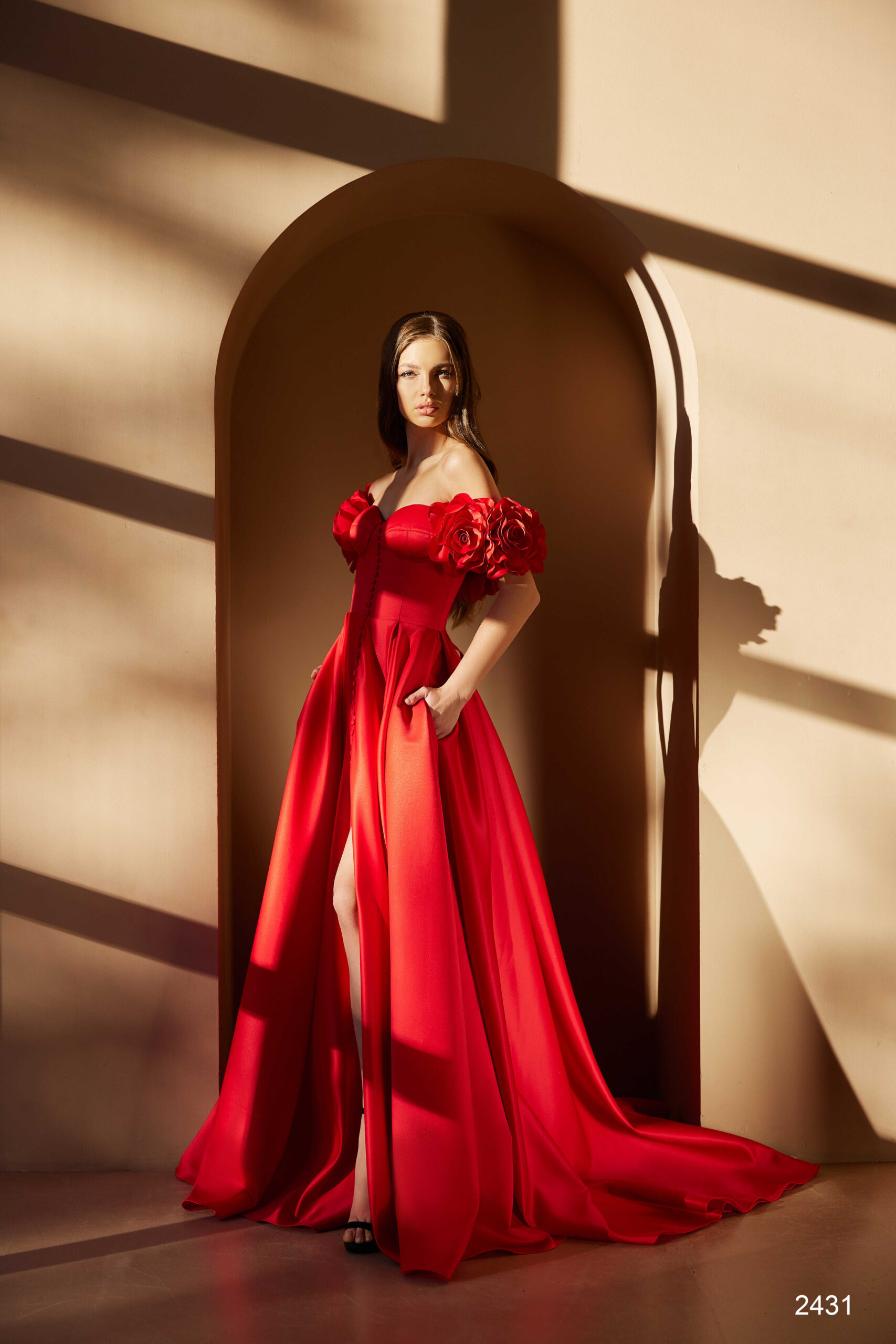 Minimalistické červené maturitní nebo společenské šaty s saténovou sukní s originálními detaily. Salon Hanna Valašské Klobouky Zlín