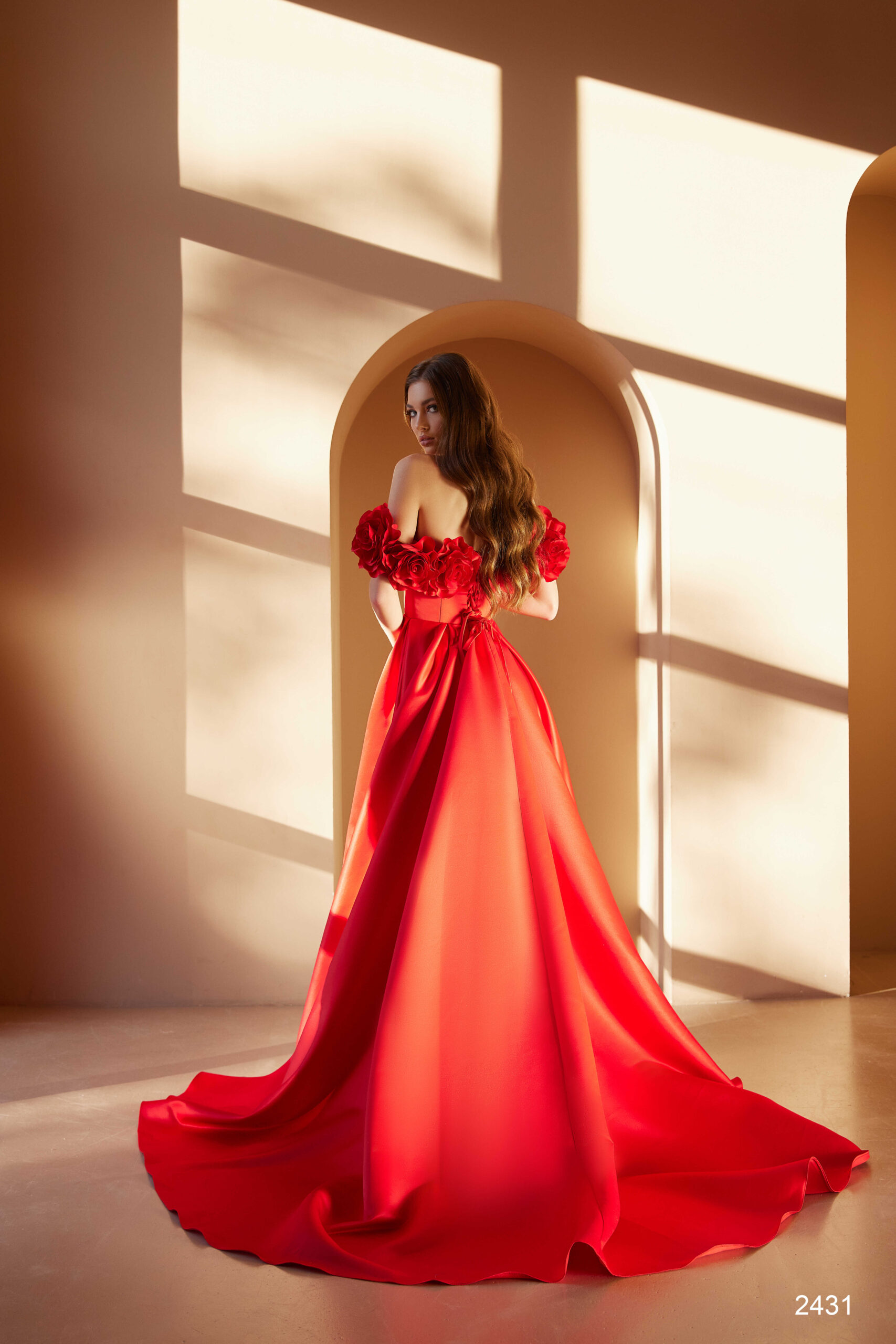 Minimalistické červené maturitní nebo společenské šaty s saténovou sukní s originálními detaily. Salon Hanna Valašské Klobouky Zlín